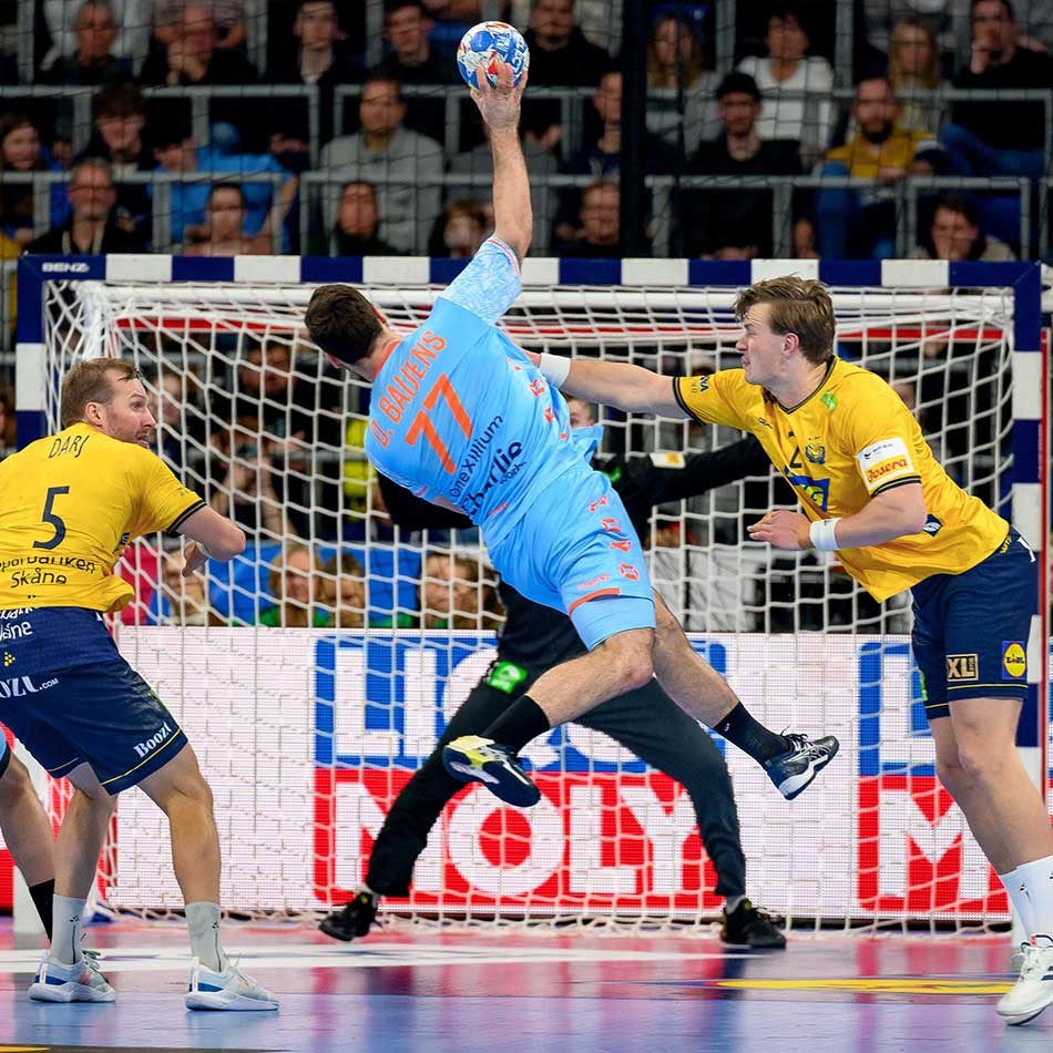 Jugador alemán de balonmano tirando para gol