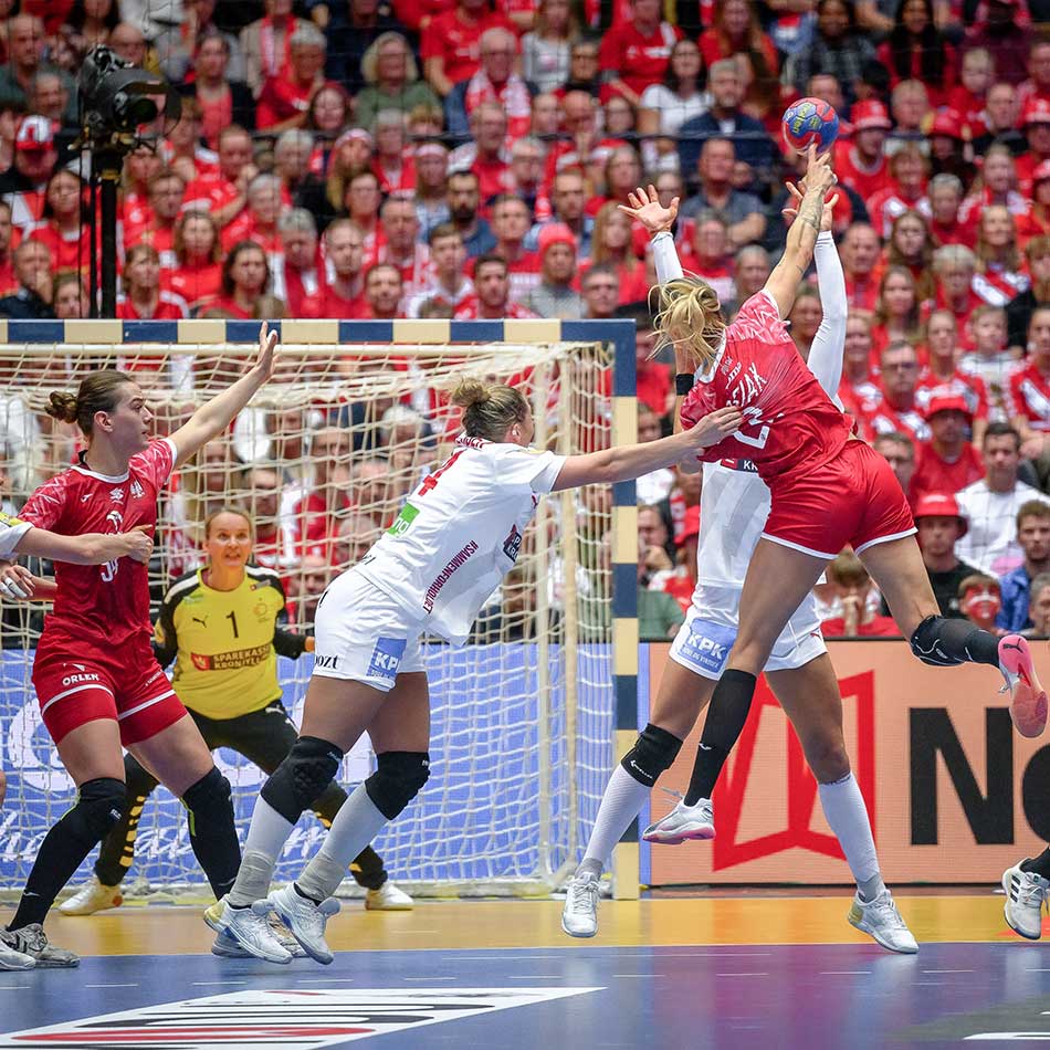 Partido de balonmano femenino entre equipos europeos