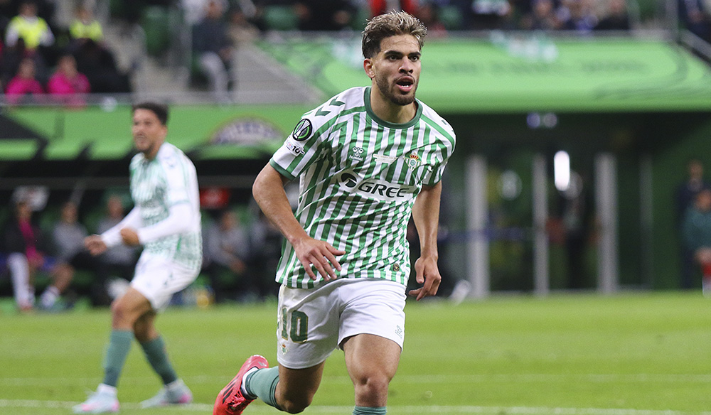 El jugador Abde corriendo por el césped