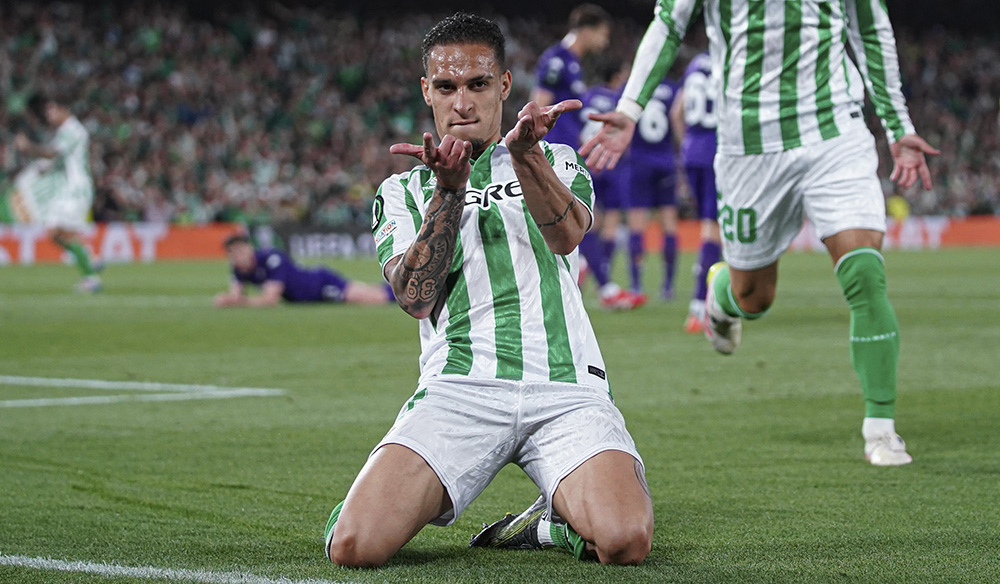 Antony celebrando un gol