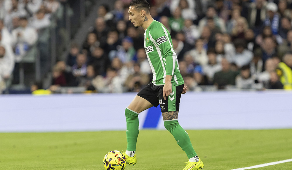 Antony Dos Santos con el balón