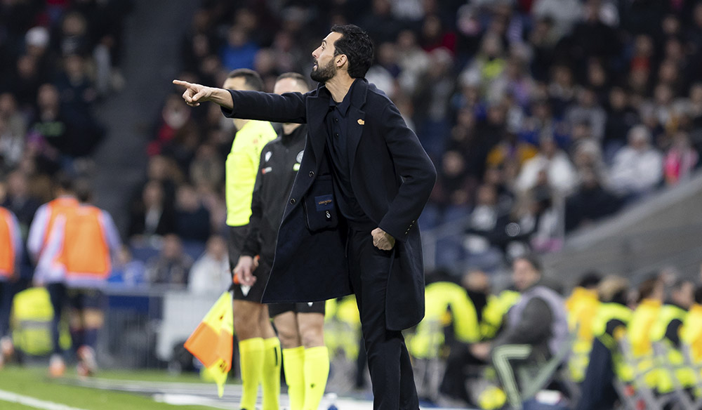 Arbeloa dirigiendo el juego de los blancos