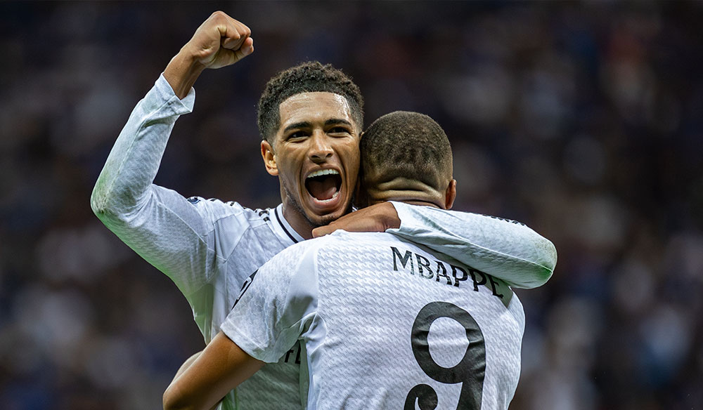 Jude Bellingham abrazando a Kylian Mbappé en una celebración