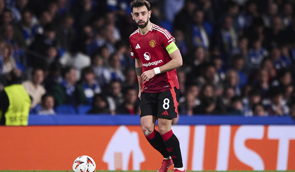 Bruno Fernández sobre el césped dirigiendo el balón