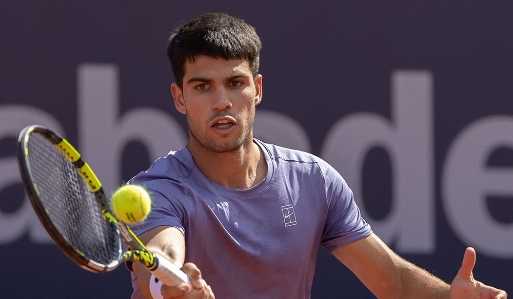 Carlos Alcaraz golpeando la pelota con la raqueta