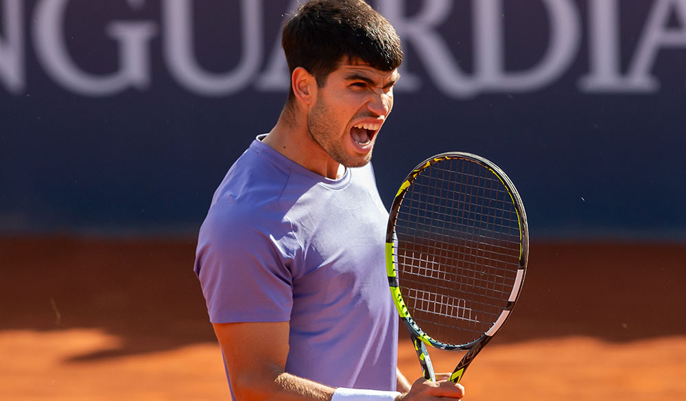 Carlos Álcaraz en una pista de tierra batida