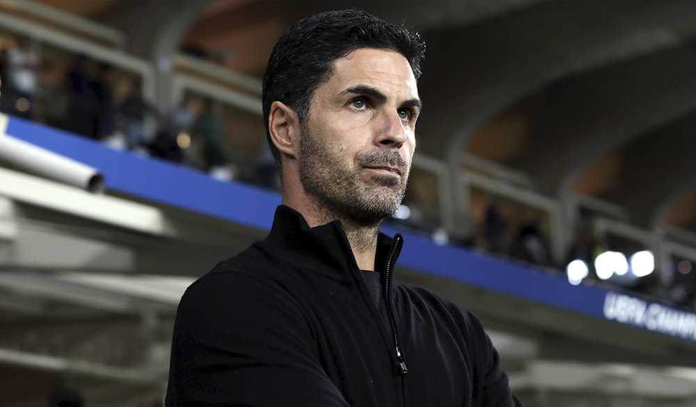 Arteta concentrado mirando hacia el terreno de juego