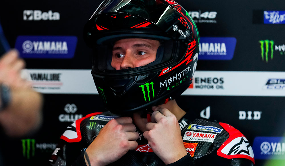 Fabio Quartararo colocándose el casco