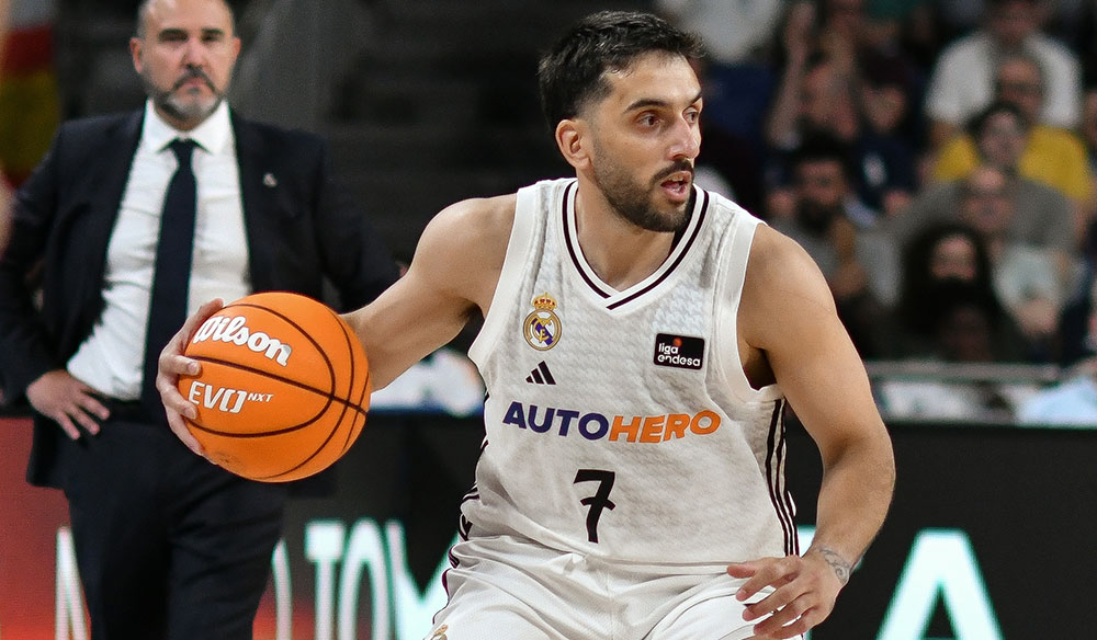 Facu Campazzo botando el balón en pleno partido