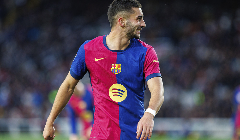 Ferrán Torres sonriente en el terreno de juego