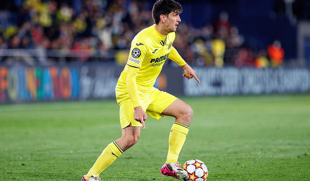 Gerard Moreno corriendo con el balón por el terreno de juego