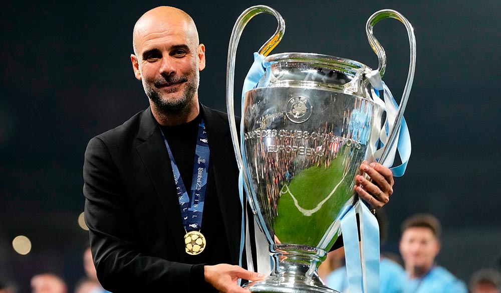 El entrenador Guardiola con el trofeo de la Champions League 2022-2023