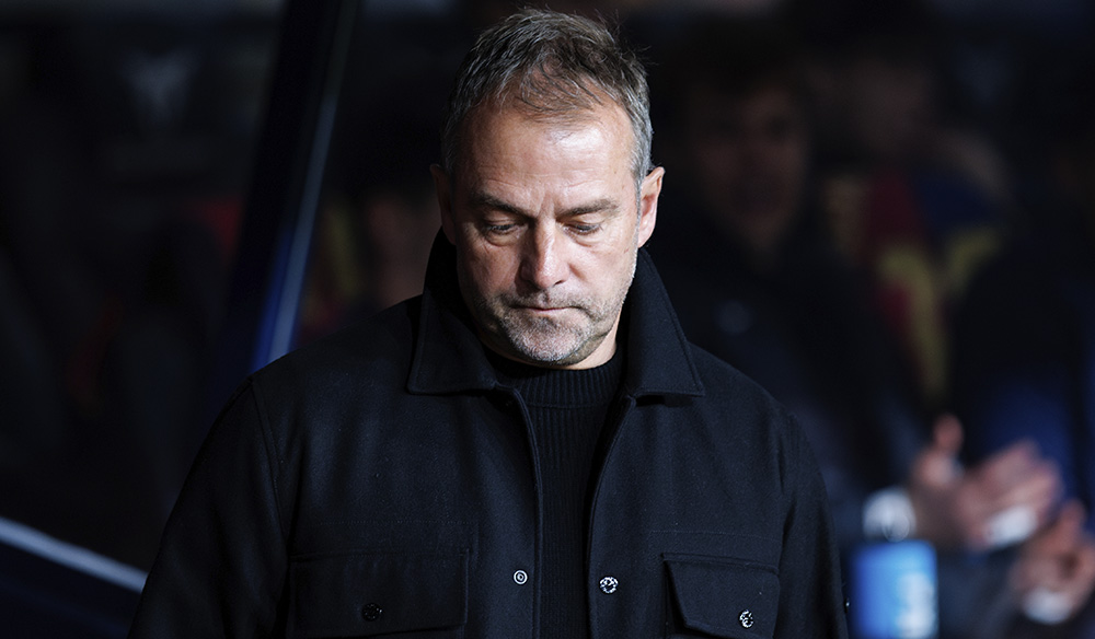 Hansi Flick pensativo en el banquillo