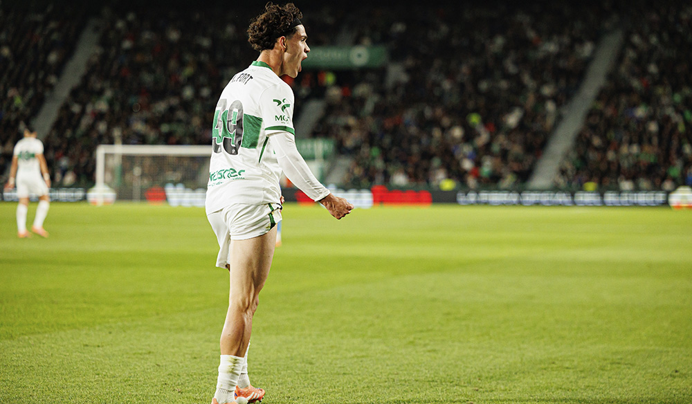 Héctor Fort en el césped