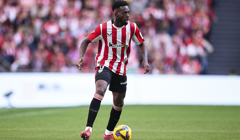 Iñaki Williams con el balón
