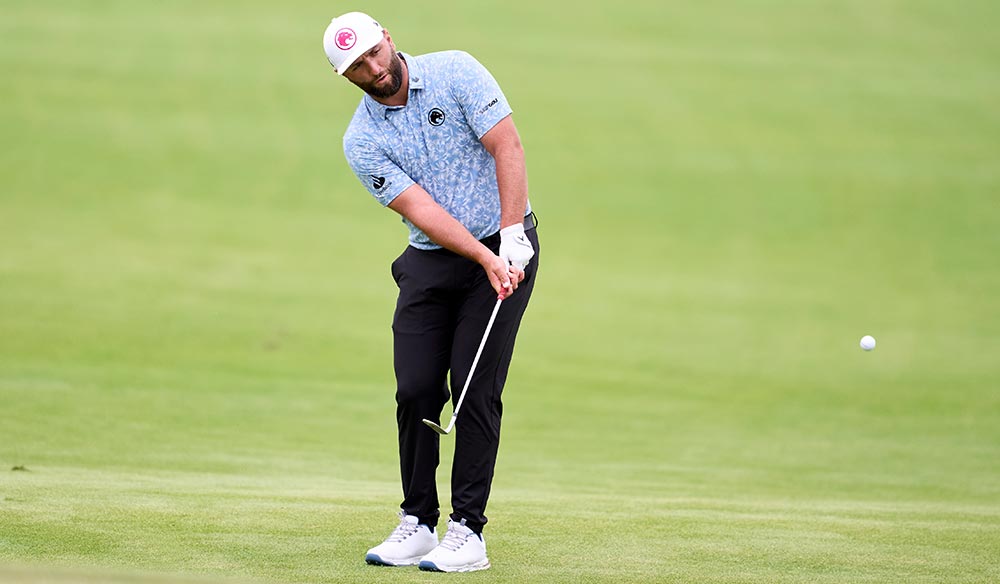 El jugador español Jon Rahm haciendo un golpe de juego corto