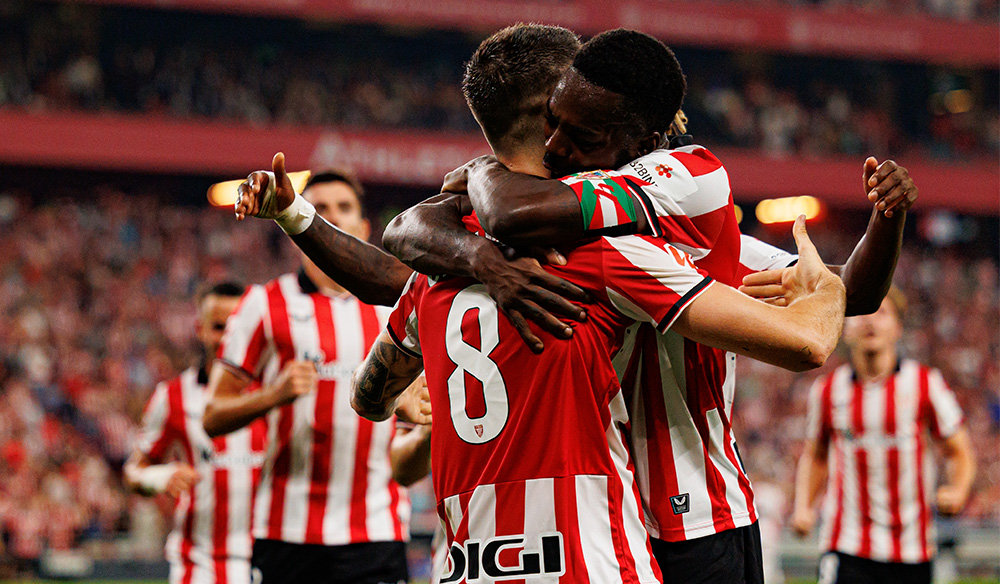 Jugadores del Athletic de Bilbao abrazándose