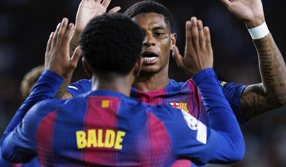 Los jugadores Balde y Rashford del Barcelona