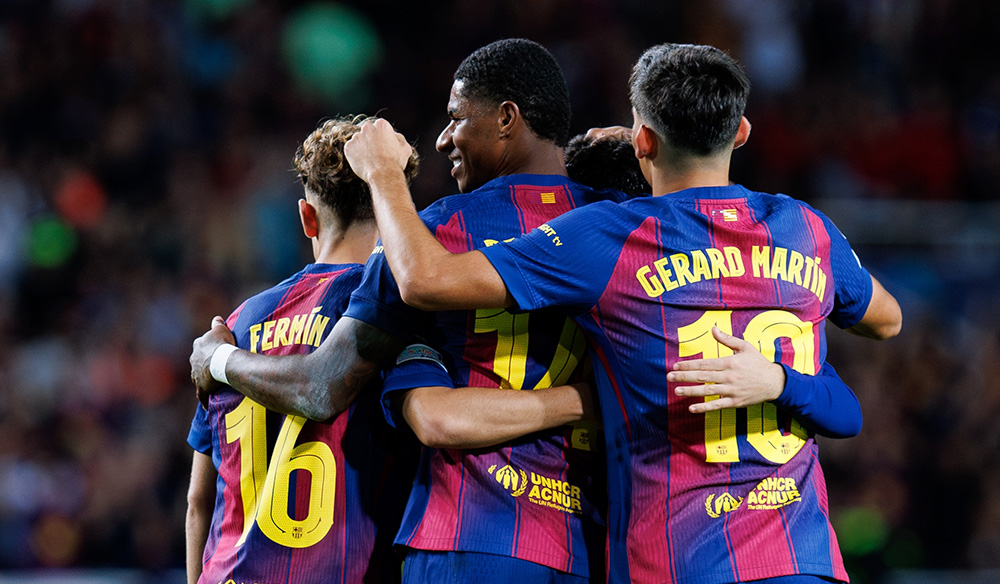 Jugadores del Barcelona abranzándose