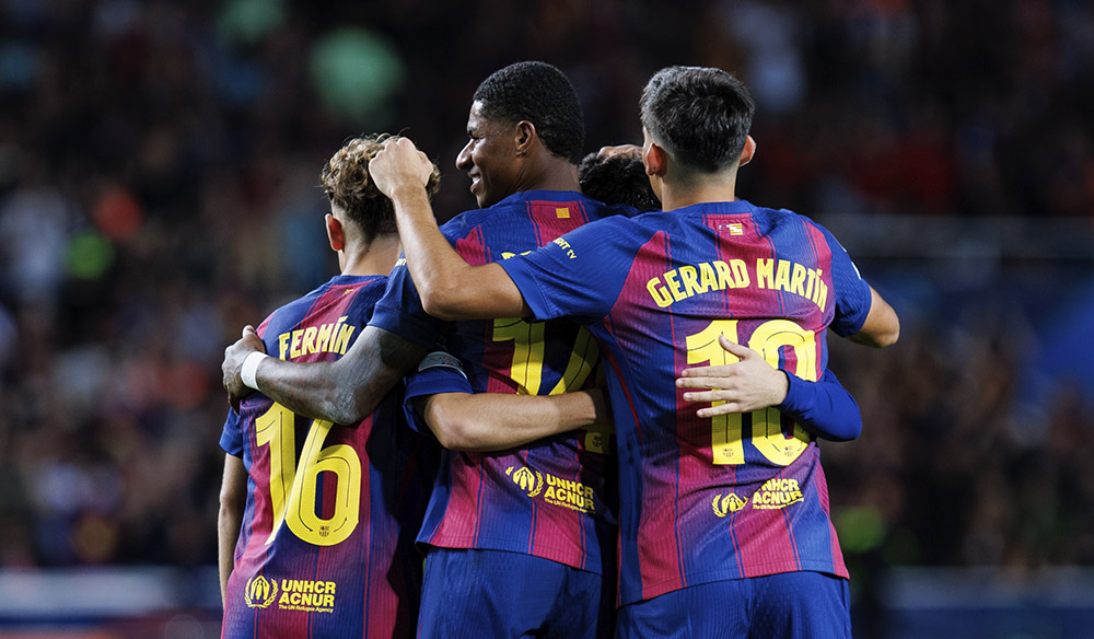 Jugadores del Barcelona celebrando abrazados