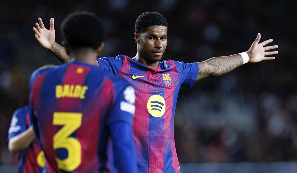 Jugadores del Barcelona en el terreno de juego