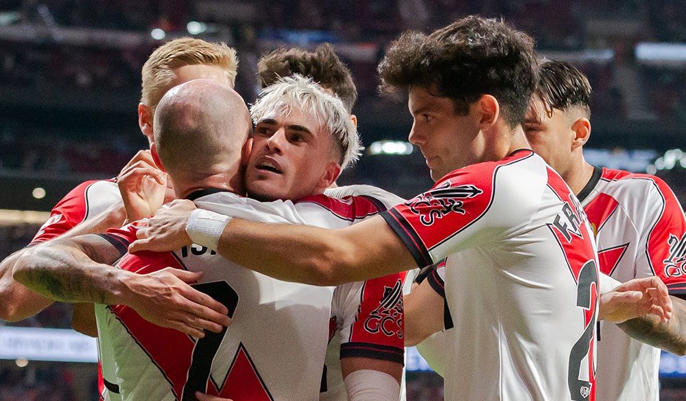 Jugadores del conjunto franjirrojo abrazándose