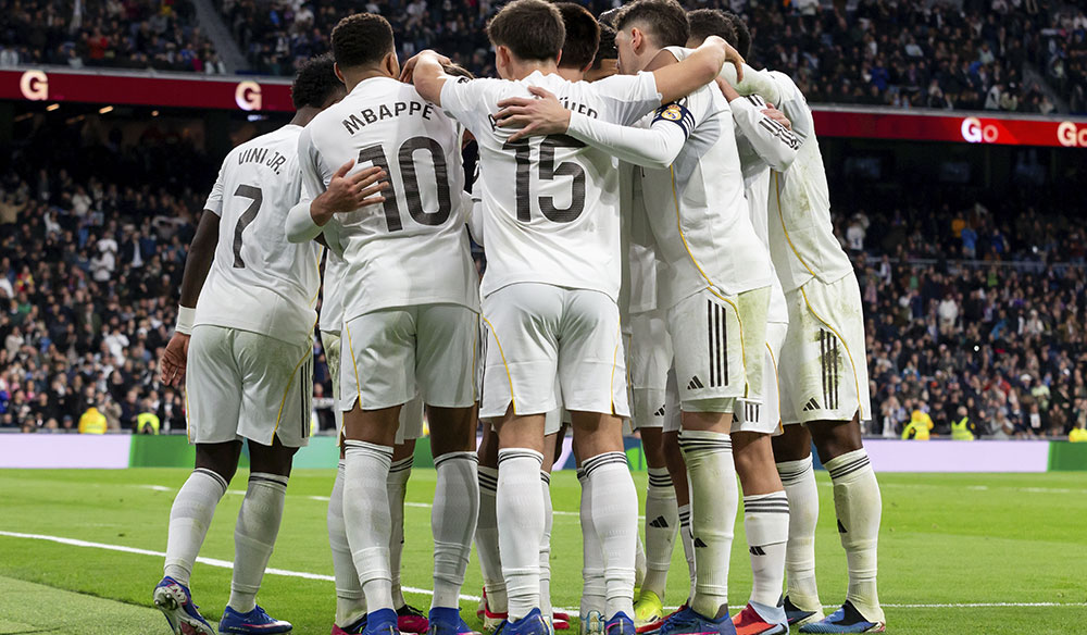 Los jugadores del Real Madrid abrazados