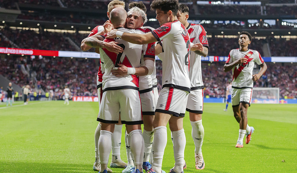 Jugadores del Rayo Vallecano abrazados celebrando un gol