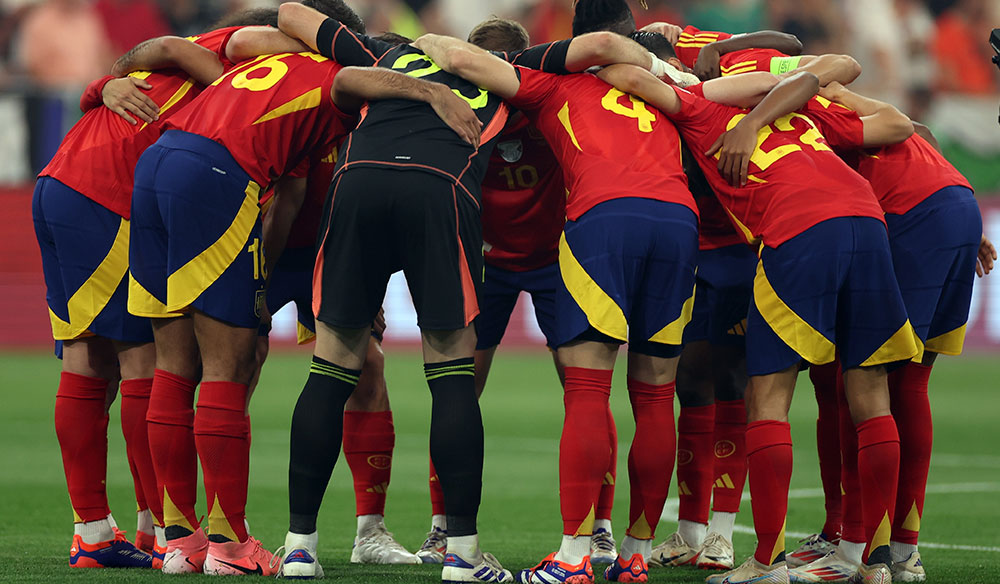 Jugadores de la selección española concentrados abrazados en círculo