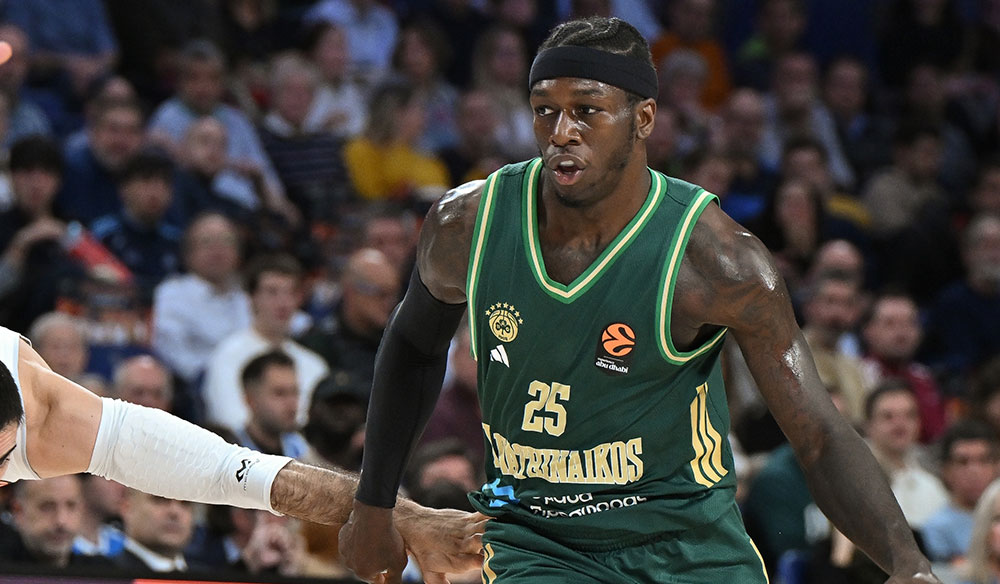 Kendrick Nunn en la pista botando el balón