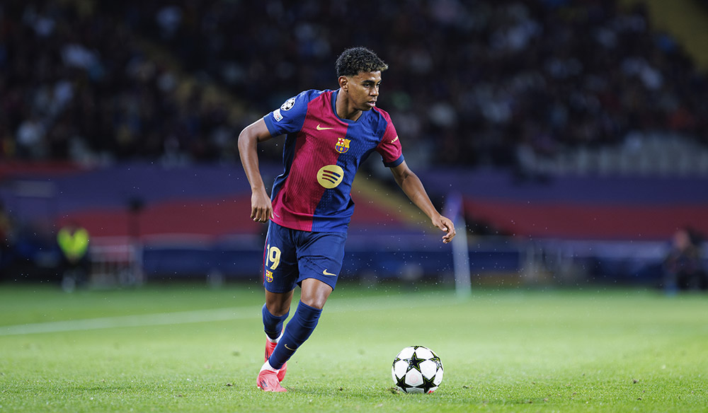 Lamine Yamal con el esférico en el terreno de juego