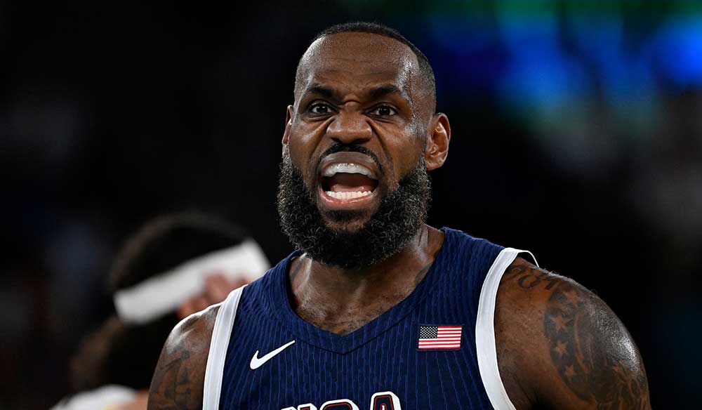 El jugador americano Lebron James compitiendo como el equipo USA