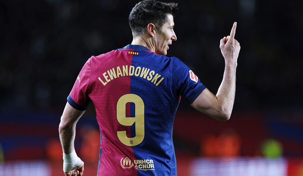 Lewandowski celebrando un gol con un dedo levantado