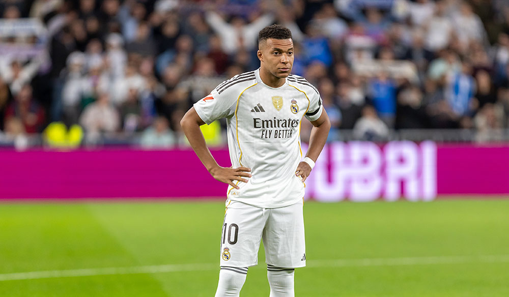 Kylian Mbappé con los brazos en jarra