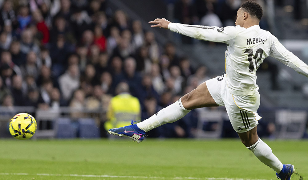 Mbappé del Real Madrid chutando el balón