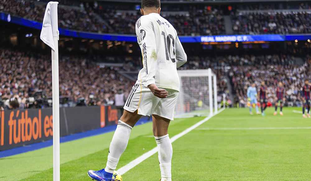 Mbappé sacando un corner