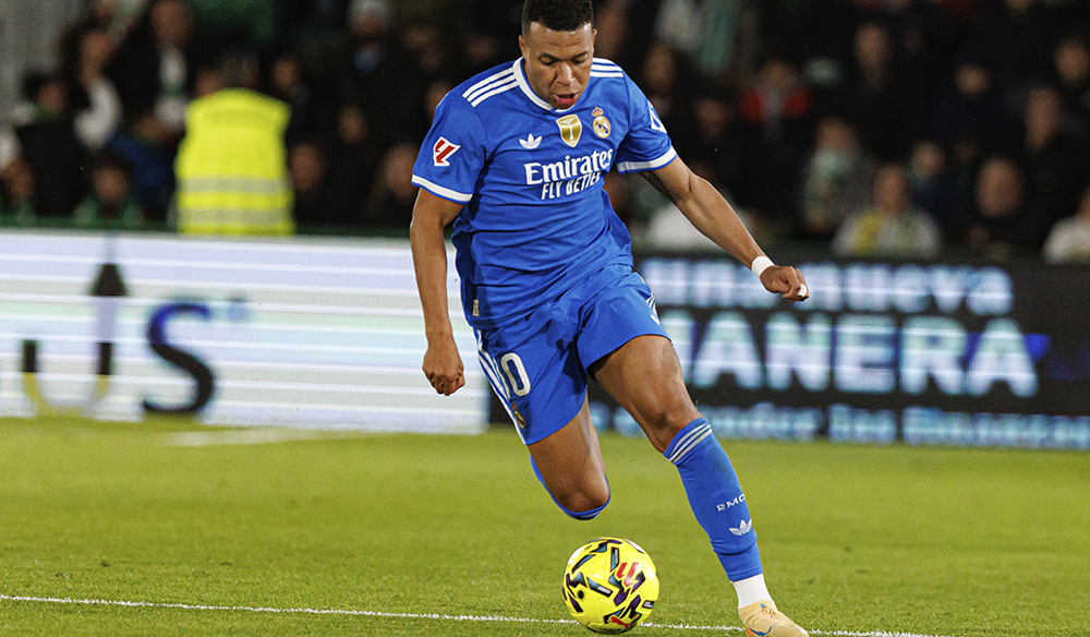 Kylian Mbappé vistiendo la segunda equipación del Real Madrid