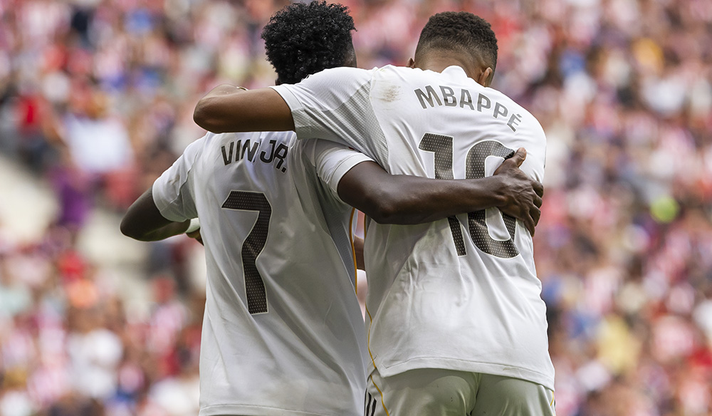 Mbappé y Vinicius abrazados en el campo