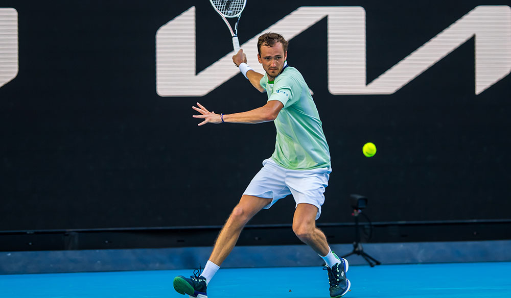 Medvedev en el Open de Australia disputando un partido.