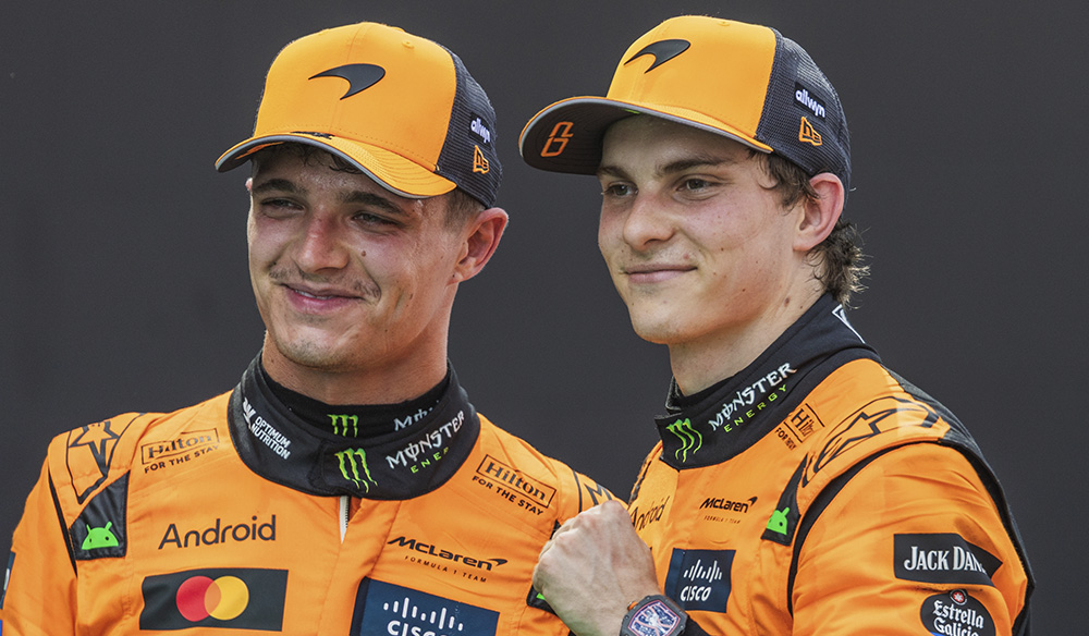 Lando Norris y Oscar Piastri posando juntos en el podio