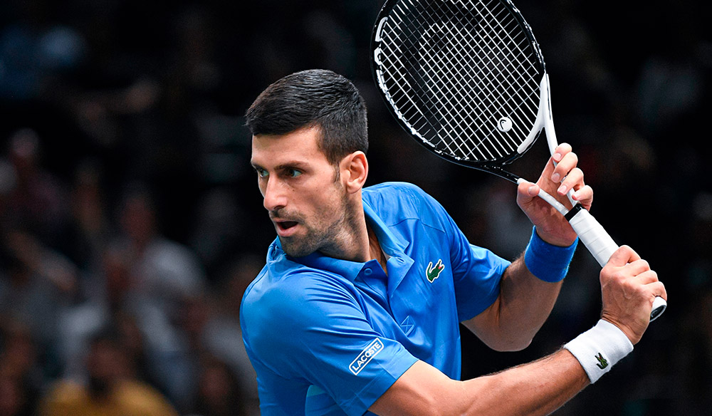 Djokovic sosteniendo la raqueta