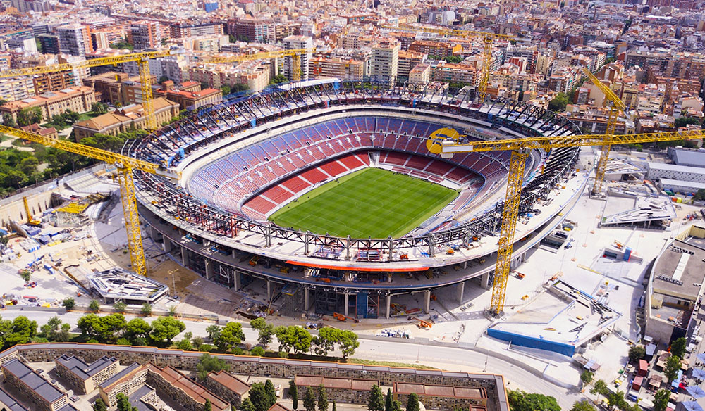 El Camp Nou visto desde el aire rodado de grúas
