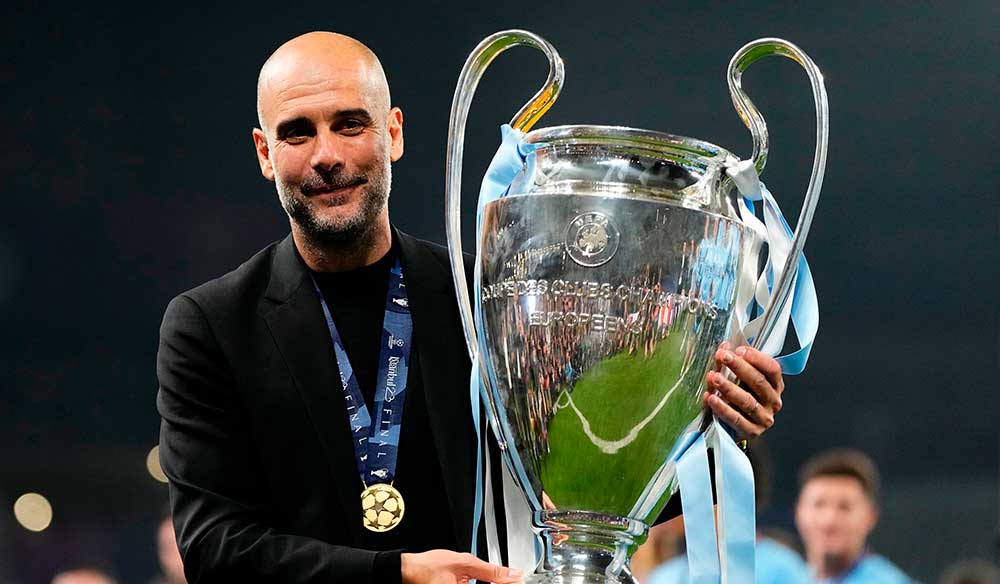 Pep Guardiola sosteniendo la Orejona 2022-2023