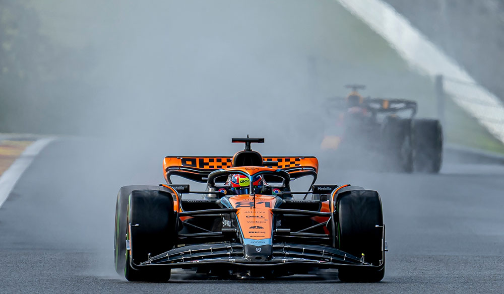 Piastri en su coche McLaren