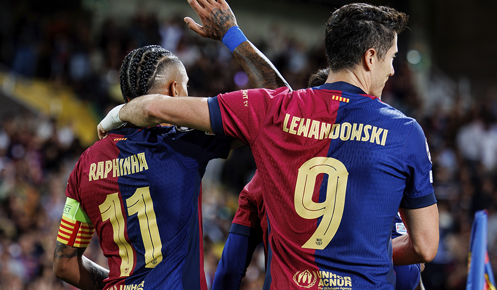 Raphinha y Lewandowski juntos celebrando