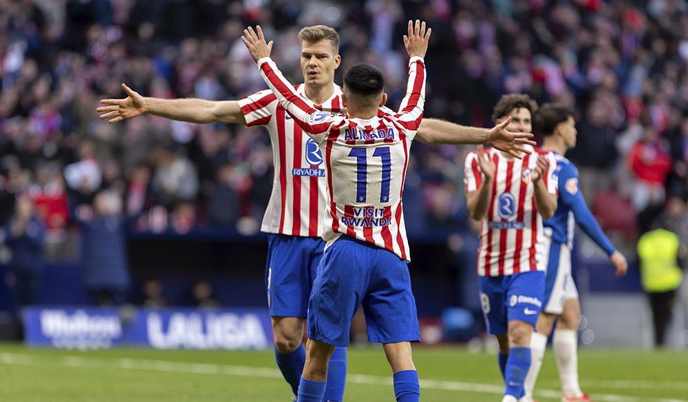 Sørloth con otros jugadores del Atlético de Madrid